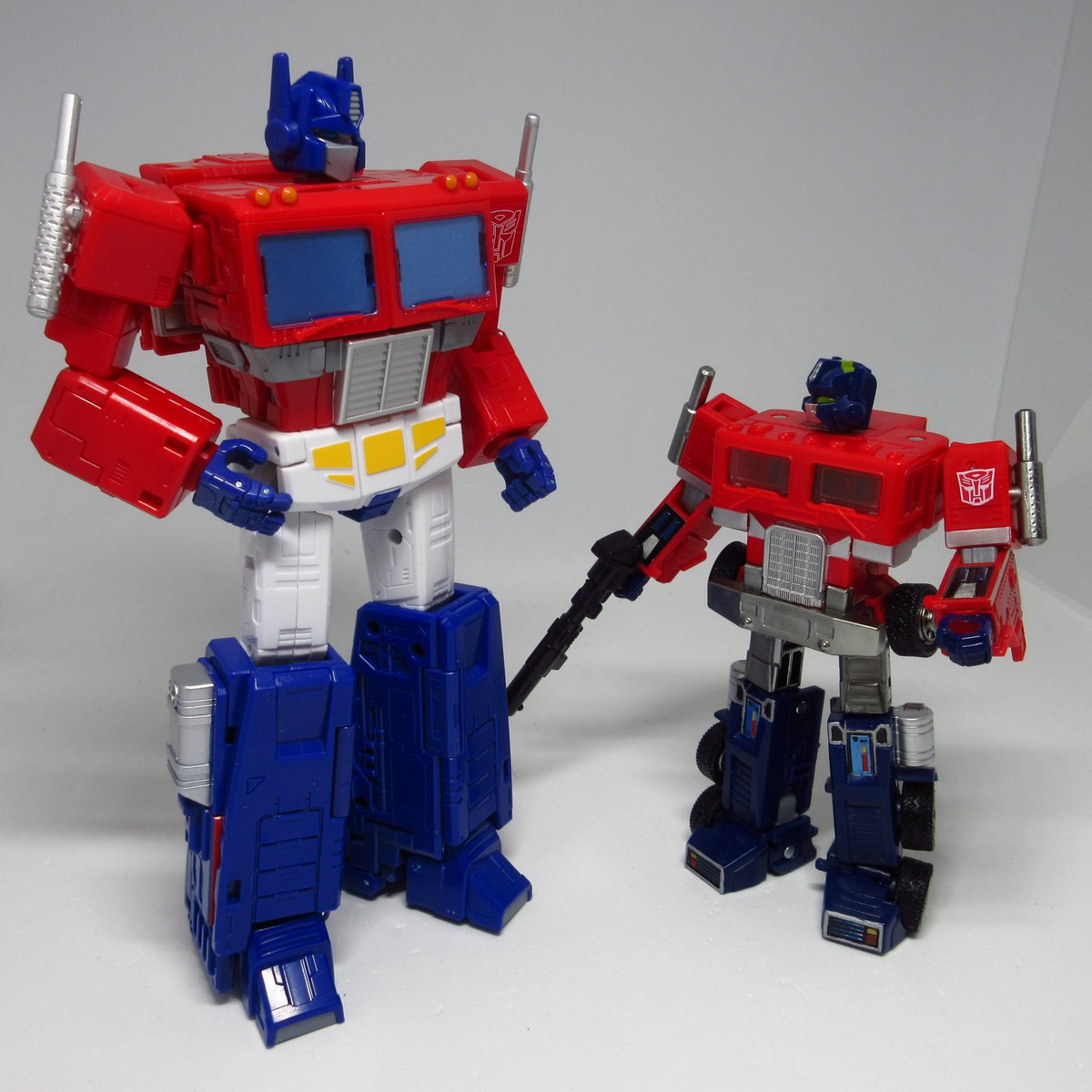 portarmy's tweet photo. おはようございます
炎天下の休みを塗装に捧げてましたがガンボイこと
レガシー玩具コンボイのシール風塗装とメッキ風塗装をやってました
ゴムタイヤにシリコンスプレーを添えて
#リペフォ
#トランスフォーマー https://t.co/jHyFhsRAUC