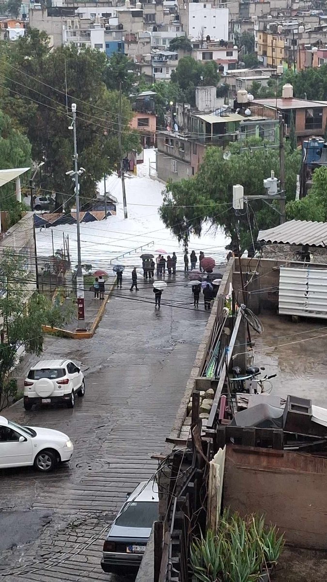 QuadratinEdomex's tweet photo. ⚠️‼️Debido a las #intensas #lluvias🌧️ registradas en últimas horas, la tarde de este domingo se registró el #desbordamiento del #Río #Hondo y la #presa Los #Cuartos, ocasionando severas afectaciones en la colonia San Rafael.

📌Información completa:👇
https://t.co/QyEm6STILk https://t.co/Kf6swujkvl