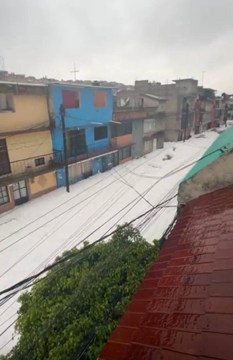 QuadratinEdomex's tweet photo. ⚠️‼️Debido a las #intensas #lluvias🌧️ registradas en últimas horas, la tarde de este domingo se registró el #desbordamiento del #Río #Hondo y la #presa Los #Cuartos, ocasionando severas afectaciones en la colonia San Rafael.

📌Información completa:👇
https://t.co/QyEm6STILk https://t.co/Kf6swujkvl