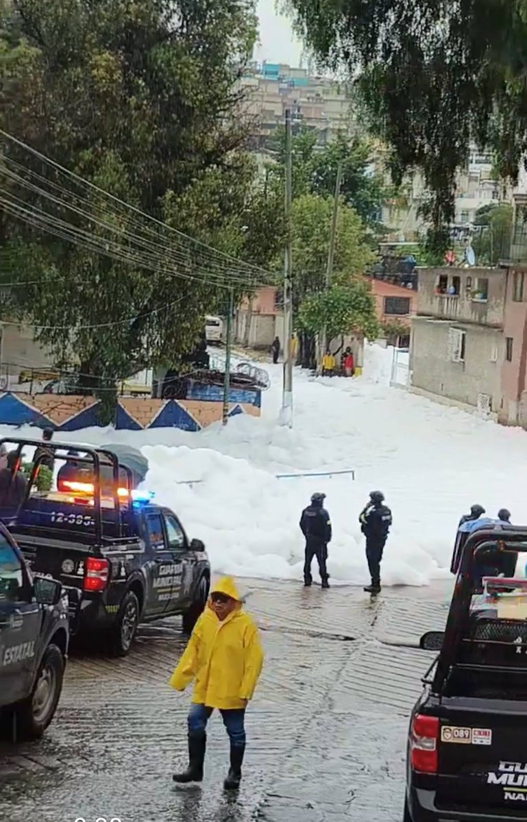QuadratinEdomex's tweet photo. ⚠️‼️Debido a las #intensas #lluvias🌧️ registradas en últimas horas, la tarde de este domingo se registró el #desbordamiento del #Río #Hondo y la #presa Los #Cuartos, ocasionando severas afectaciones en la colonia San Rafael.

📌Información completa:👇
https://t.co/QyEm6STILk https://t.co/Kf6swujkvl