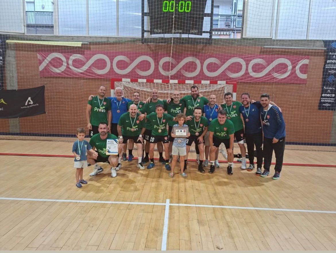 No ha salido en muchos sitios, pero para eso estamos nosotros. BM Proin Veteranos se ha proclamado tercero en la categoría +35 del europeo celebrado en Sevilla por nuestros amigos C.D. Veteranos Balonmano de Sevilla …..