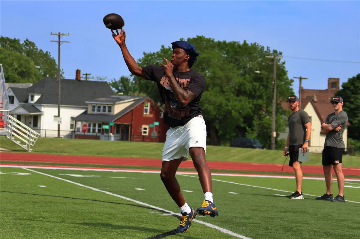 Spoke to a confident <a href="/BryceUnderwoo16/">Bryce Jay Underwood</a> after <a href="/QuarterbackUniv/">Donovan Dooley</a>'s workout yesterday. He's preparing to take his game and Michigan to new heights - 247sports.com/college/michig…