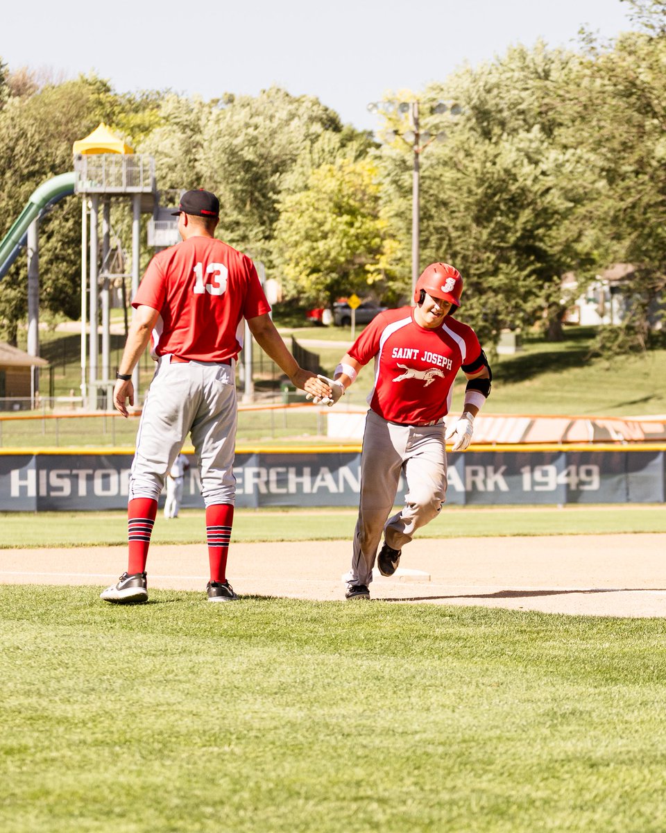 theSJmustangs's tweet photo. Bringing the boom in Carroll! 💥💪

Parker Griffith (@ParkGriffith16) sends one into the pool! https://t.co/xxAyTBZL3U
