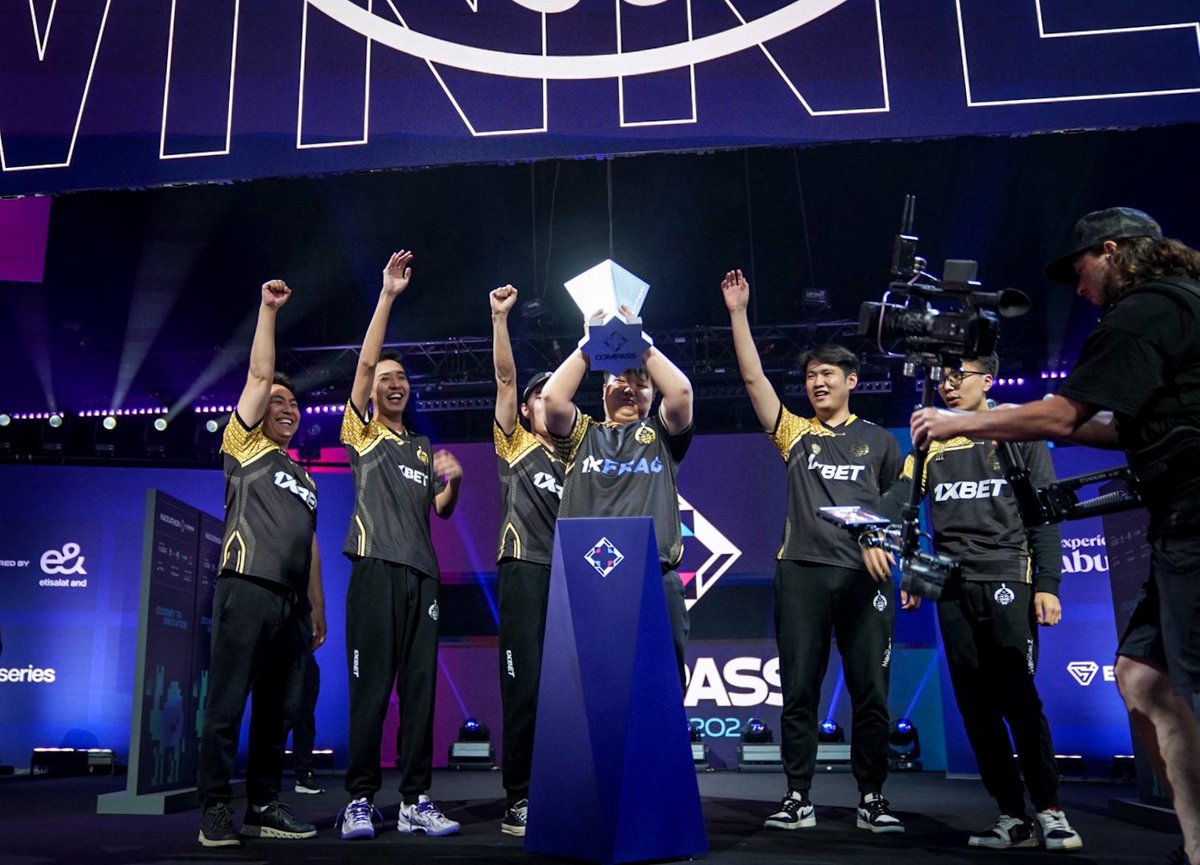 YaLLa Compass tweet media