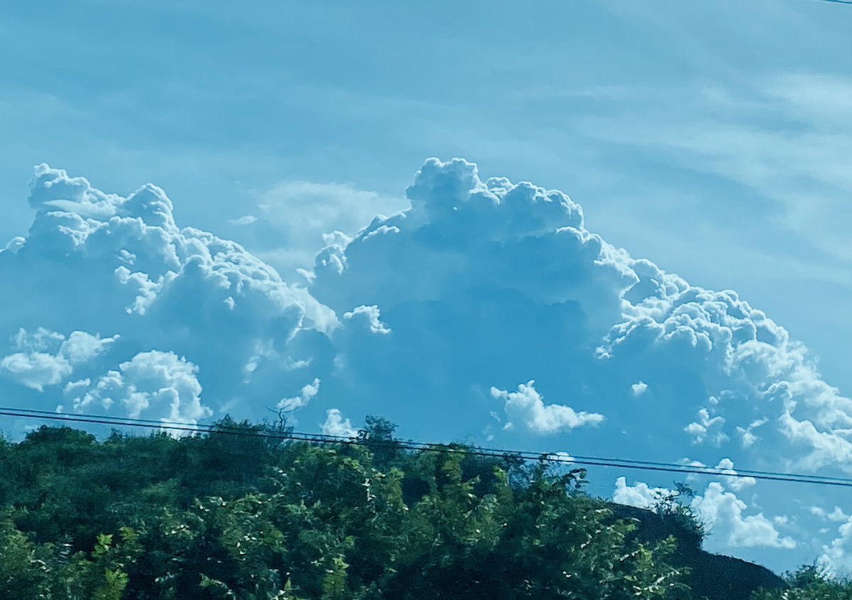 DIANNYMARCELA's tweet image. Y hay otra clase nubes, que parecen combinar la explosión y la ternura, cómo estás en el camino entre el Huila y el Tolima. @wilcheschaux