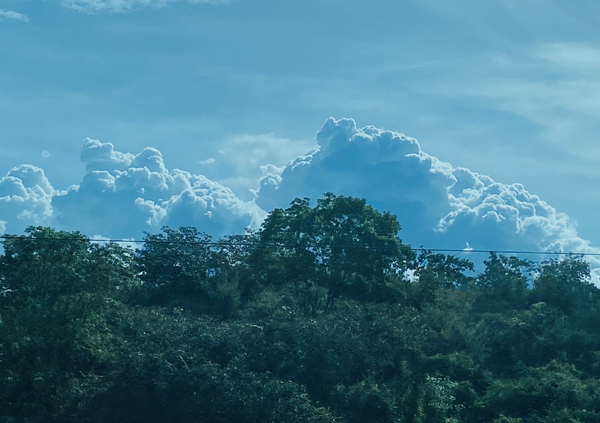 DIANNYMARCELA's tweet image. Y hay otra clase nubes, que parecen combinar la explosión y la ternura, cómo estás en el camino entre el Huila y el Tolima. @wilcheschaux