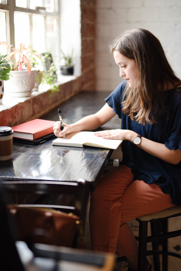Substack Or Mailchimp For Writers &amp; their Email Newsletters? |  <a href="/BadRedheadMedia/">✍BadRedhead Media, Strategic Marketing Consultant</a> on <a href="/SubstackInc/">Substack</a> buff.ly/3sDAmbg (sponsor @Geniuslink)

I used Mailchimp for years but switched during the pandemic to MailerLite. Now I’m on Substack and loving it!

#MondayBlogs