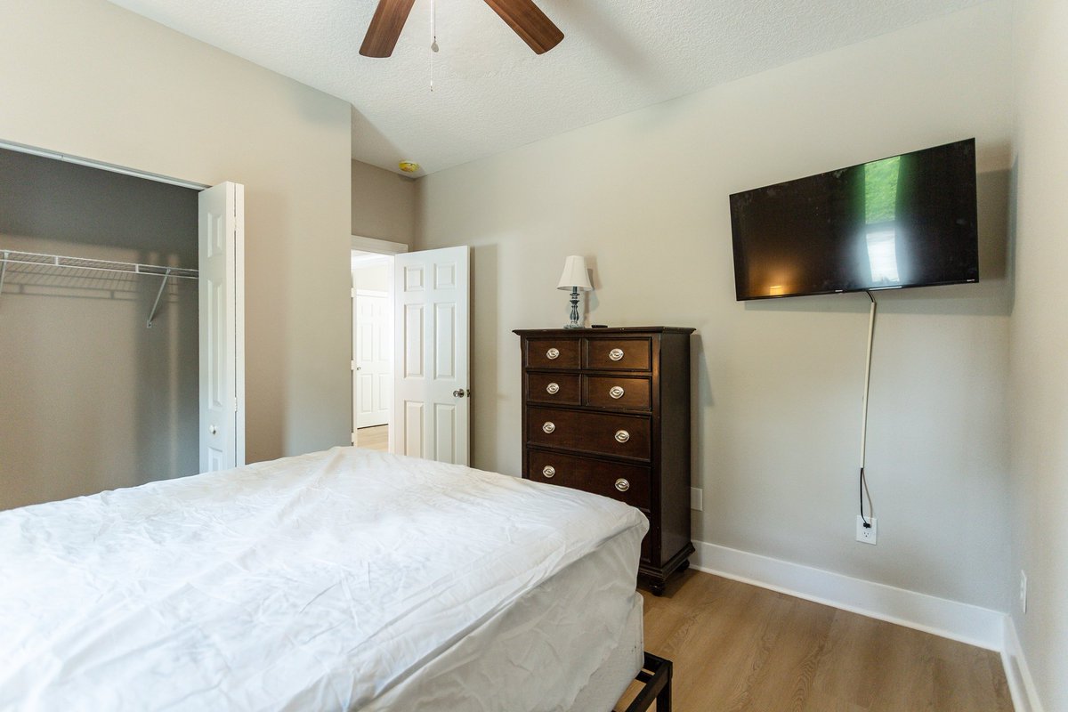 HiveMates's tweet photo. Private rooms for rent on the Southside from \$195/week + fees! 🛏️
Furnished, all-inclusive, with pool &amp; jacuzzi access.
Available now for approved HiveMates Members.

Apply: https://t.co/7cboeWzQFB
More info: https://t.co/OSXt0FQUVo

#SmartSharedLiving #JaxRentals https://t.co/MIVWZksV1F