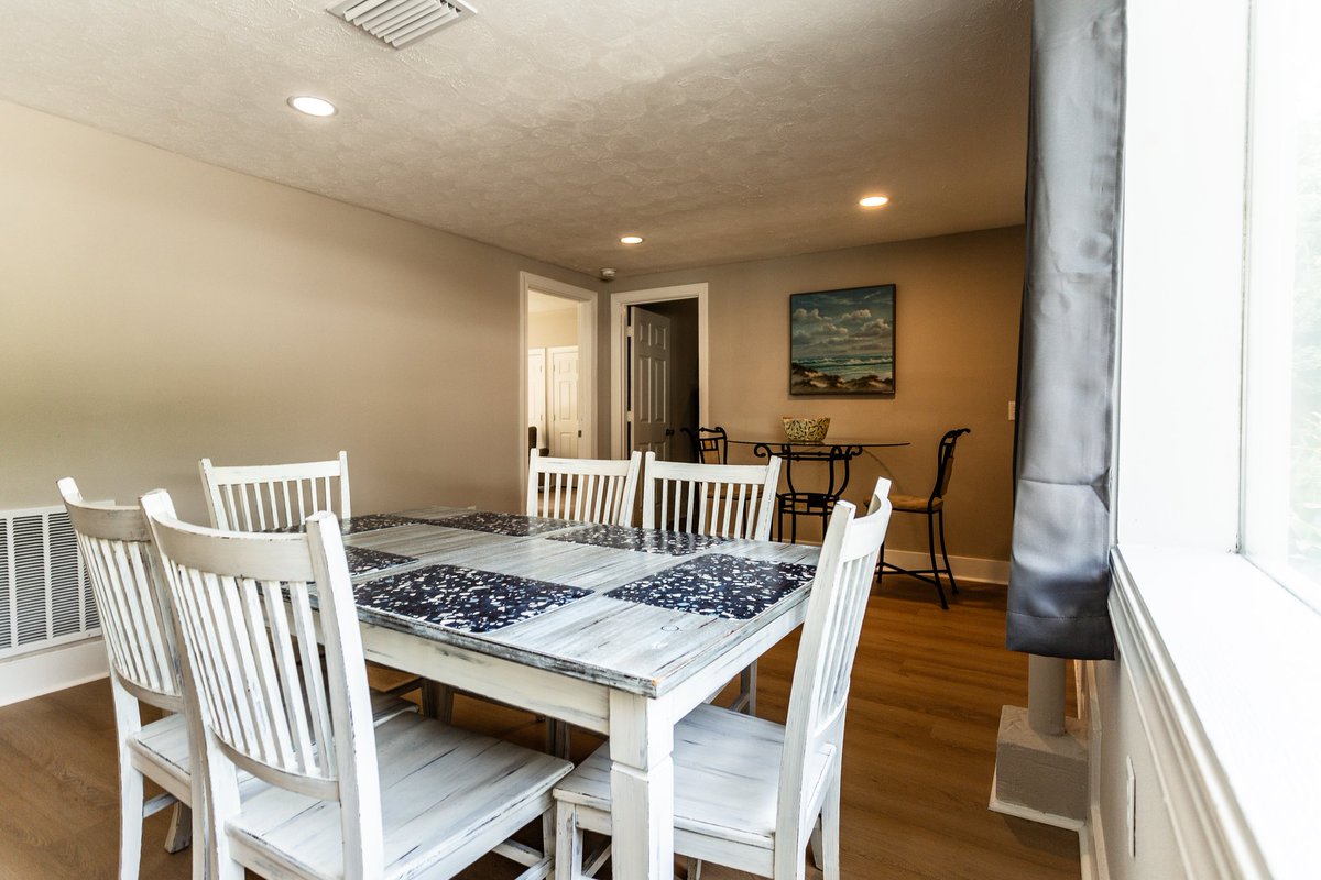 HiveMates's tweet photo. Private rooms for rent on the Southside from \$195/week + fees! 🛏️
Furnished, all-inclusive, with pool &amp; jacuzzi access.
Available now for approved HiveMates Members.

Apply: https://t.co/7cboeWzQFB
More info: https://t.co/OSXt0FQUVo

#SmartSharedLiving #JaxRentals https://t.co/MIVWZksV1F