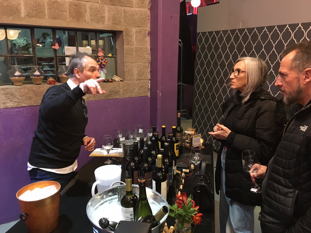 #Argentina  Dos notas en los diarios de hoy sobre los problemas que enfrenta la  industria del vino. Por un lado, la caída de asistentes en  los restaurantes de las bodegas, en Mendoza. Por otro, la caída en el consumo. ¿No habrá llegado el momento de pensar soluciones en serio?