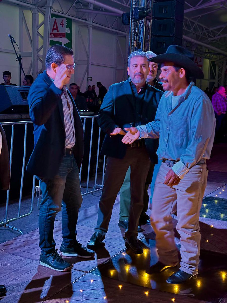CesarBarbaD's tweet image. El día de ayer estuvimos en la cena de celebración por el día del Trabajador Universitario, un evento muy emotivo, en donde la pasamos muy bien. Mi reconocomiento a todas y todos porque su trabajo hace grande a nuestra Universidad ¡Gracias por la invitación!