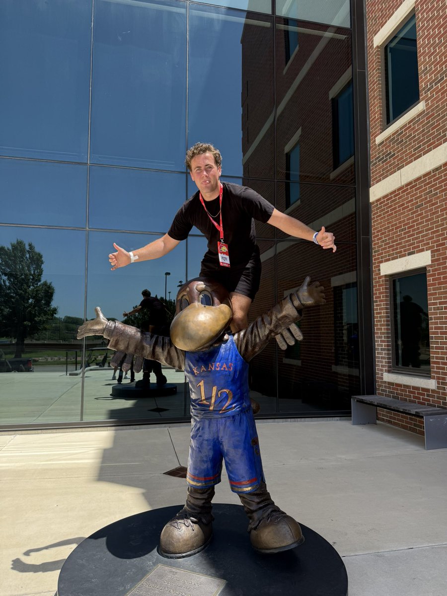 KUUUUU👀👀 #RockChalk 

<a href="/CoachLeipold/">Lance Leipold</a> <a href="/BillyBonneau/">Billy Bonneau</a> <a href="/GregBiggins/">Greg Biggins</a>