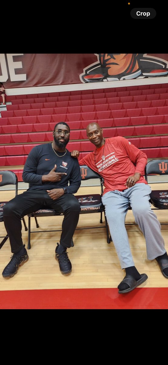 Coach Britt✊🏿👑📚💙🏀💛 tweet media