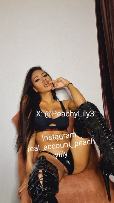 Watch Peachy Lily🍑🍑's leaked NSFW photo on TwXstars