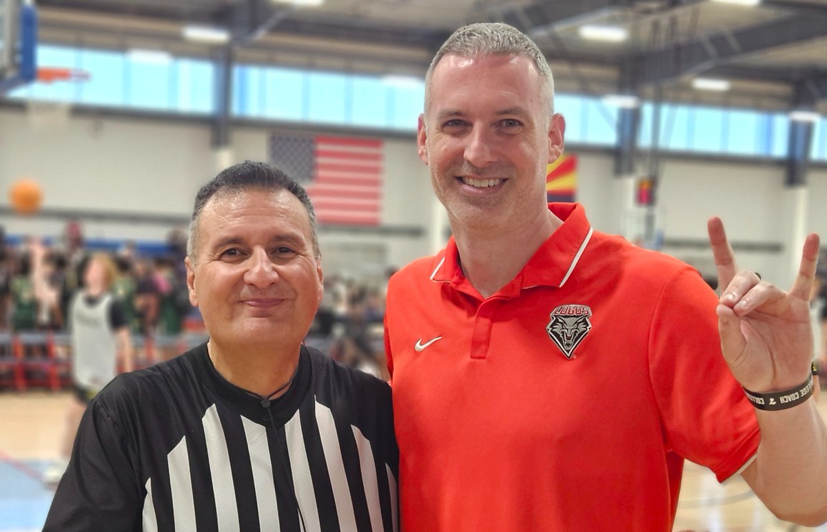 johncandymedia's tweet photo. Never know who you’ll run into while reffing 6A hoops at Phoenix Section 7 Premier Tournament👀🏀
Grateful to meet Lobo Head Coach Eric Olen from UNM—he was checking out the serious 6A National talent.
#RefLife @GeoffGrammer @UNMBasketball https://t.co/lwNkno0ypi
