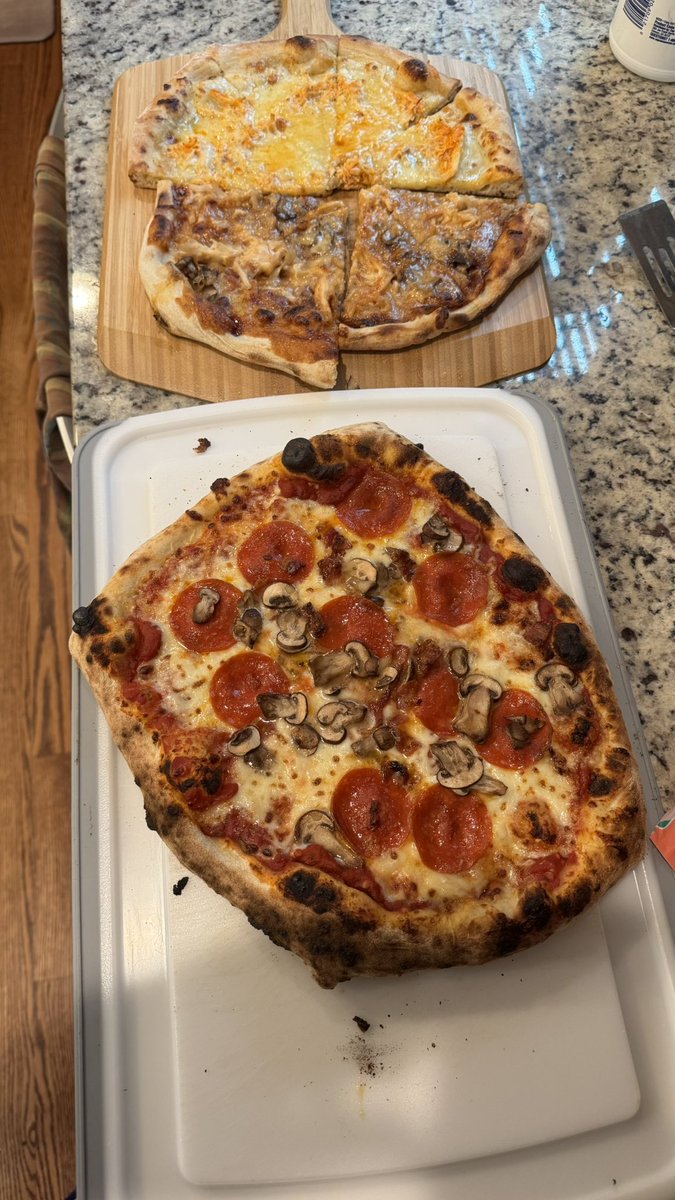 rogue_router's tweet image. Feels like 102. Just made 6 pizzas in a 750 degree oven. 🥵