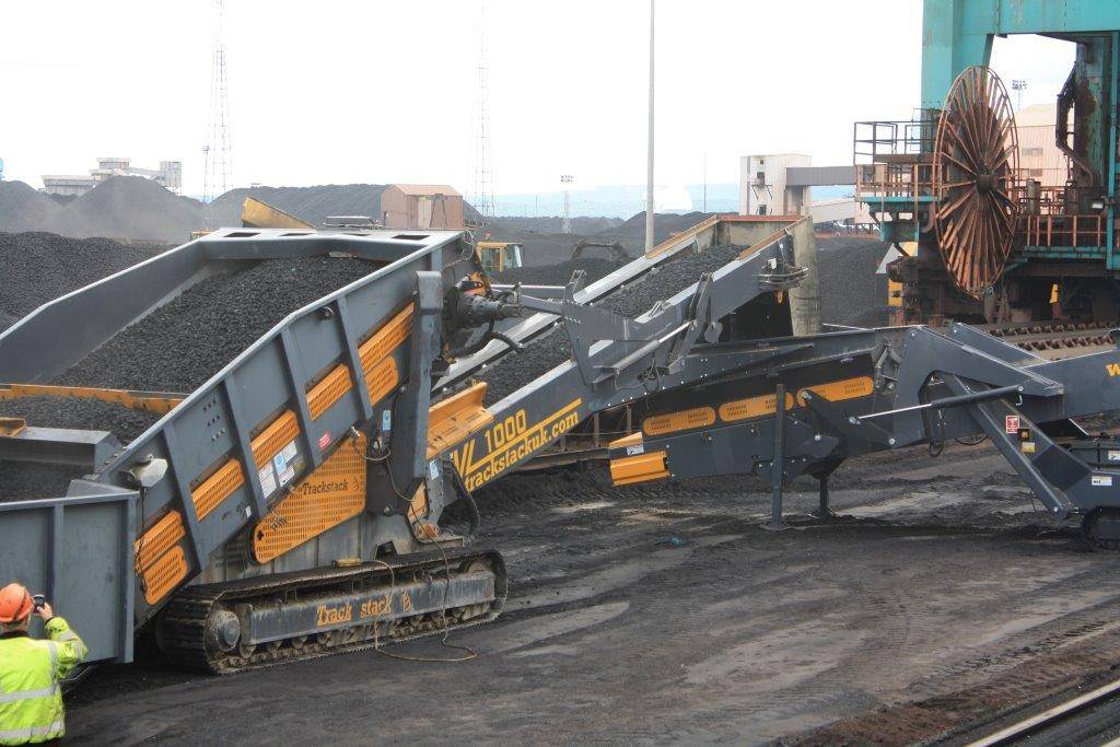 Kenkikan's tweet image. トラックスタック製コンベヤVL1000❗
ダンプアップで直接ダンプから原料投入可能なモデルで作業効率がUP出来ます☝️😙

#TrackStack 
#TESAB 
#自走式コンベヤ 
#企業公式つぶやき部