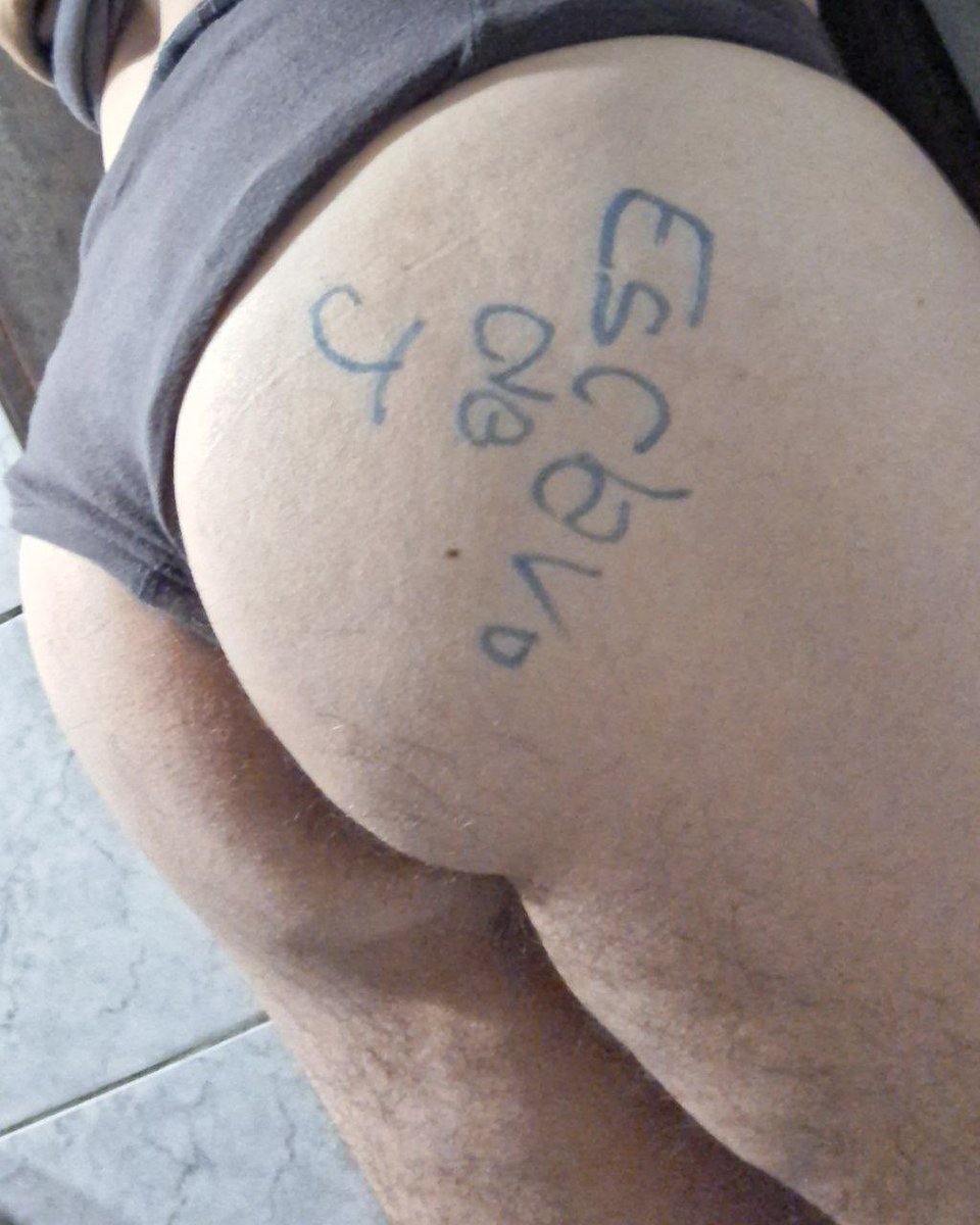 your_alpha__'s tweet photo. @69xxchile es tan inútil y sumisa que cada día se escribe en sus nalgas lo que es, mi puto esclavo. Va a trabajar con el tatuaje y con los calzoncillos como una puta, se los sube modo tanga para que se le meta por la raja del culo y le duela. https://t.co/wVTNxiAMXd