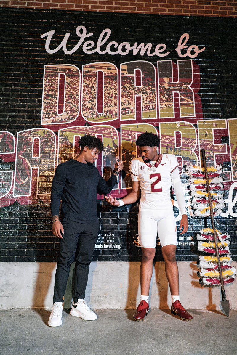 Florida State QB Thomas Castellanos “passing the keys” to 2026 QB Jaden O’Neal, who just committed to the Seminoles

This is a sick idea for an OV picture 🍢🔥

on3.com/db/jaden-oneal…