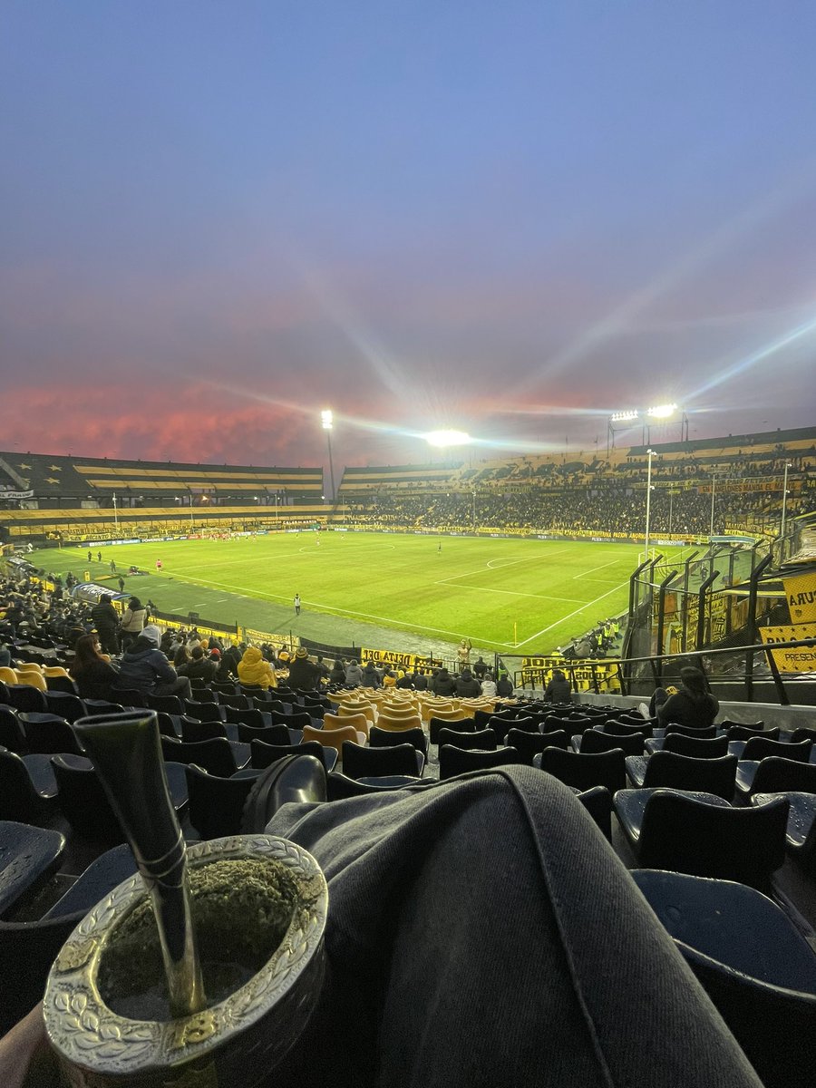 Peñarol, mates y el atardecer 💛