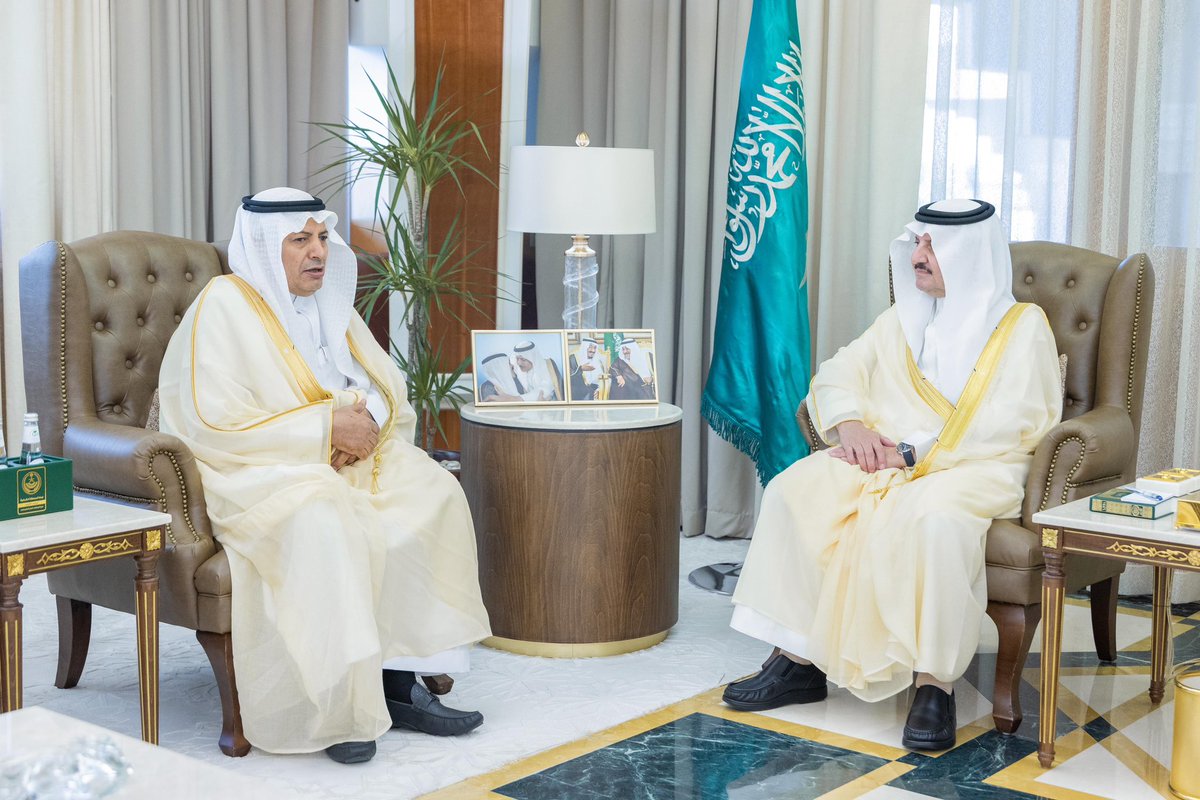 alhwaizy's tweet image. تشرفت اليوم بلقاء صاحب السمو الملكي الأمير سعود بن نايف بن عبدالعزيز ، أمير المنطقة الشرقية ، وقد أكد سموه بأن اتحاد الغرف السعودية يمثل شراكة أساسية في مسيرة التنمية من خلال ما يقدمه من مبادرات وفعاليات وتعزيز لبيئة الأعمال ، واستمعنا لمرئيات سموه في تطوير القطاع الخاص بالمنطقة…