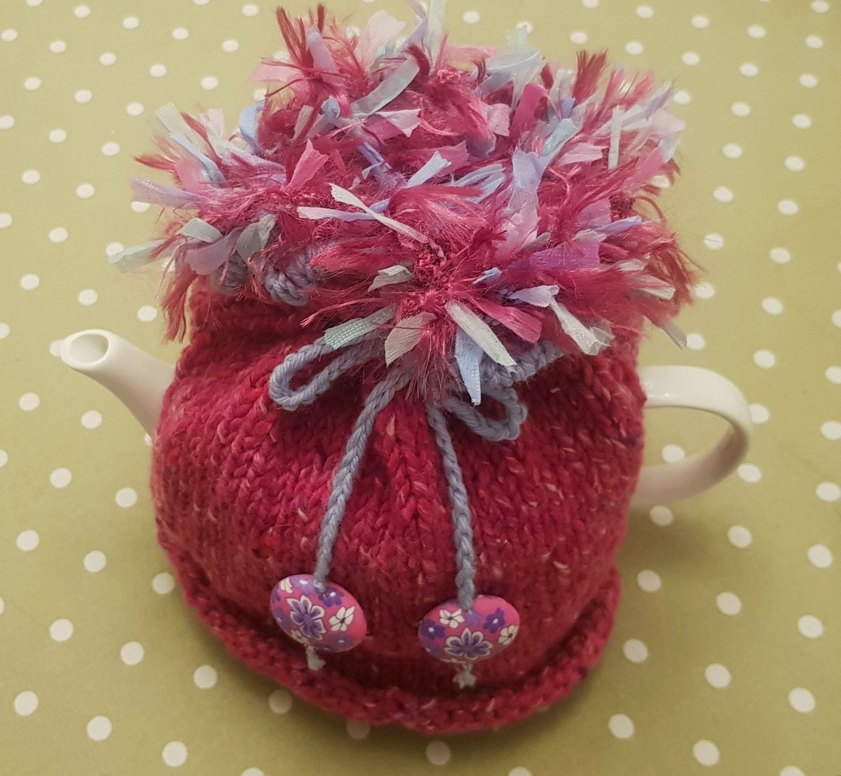 MGreen62362831's tweet photo. A Go On! Nothing better than a hand crafted creation...the teapot doesn't know what has hit it! @PaulineMcLynn1 ☕ #supportthecreatives #tea #wool #teacosy #cosytea #art #craft #bestdressedteapot https://t.co/U7eHkDi9P6