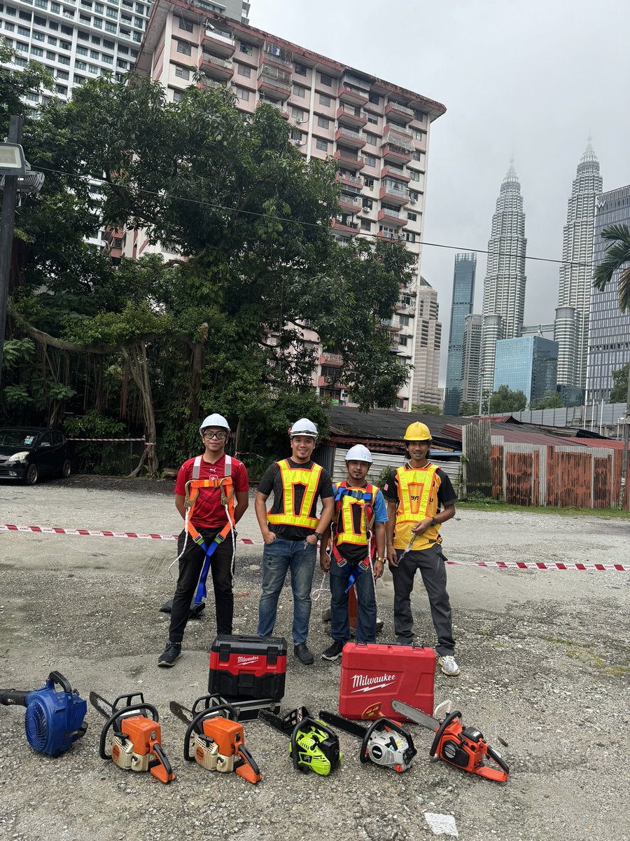 molakatze's tweet photo. @jancoca Bro jom JV, kita ada tools complete safety, Manpower, ilmu tebang pokok besar, potong rumput, dan team yang padu. please follow up , ni area Kampung baru KL. https://t.co/4w3zsxCkDZ https://t.co/tAX3Ht2iJW