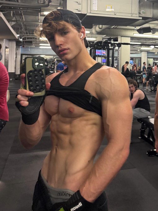 Watch Hazel Hoffman's leaked NSFW photo on TwXstars