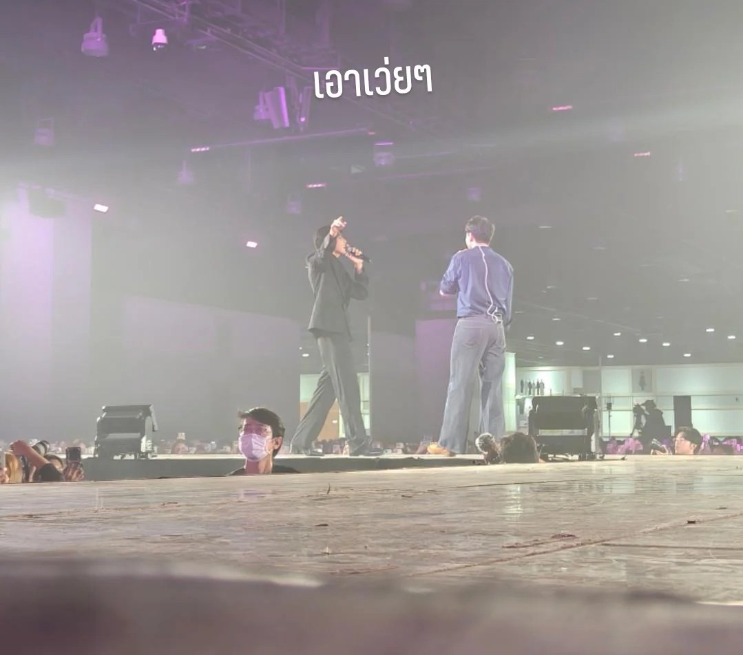 imyourmxth's tweet photo. มาดูคอนเสิร์ตกับแฟน แต่แฟนอยู่บนเวที  ซัพพอร์ตกันน่ารักมากเยย🫳🏻♥️

#โกดไรอ้วร https://t.co/iYDILMd63k