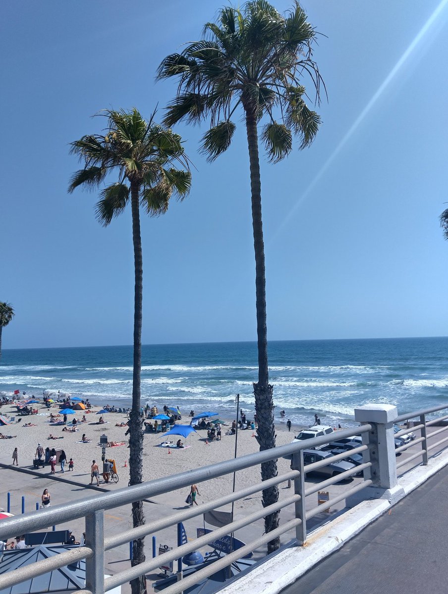 surferbrg's tweet photo. As I wait for the train back to LA. Might as well enjoy the ocean breeze of Oceanside. I sure miss the town I grew up in.
#oceanside #beach #beachtown #adventure #breeze #ocean #downtown https://t.co/EgwQpEG4us