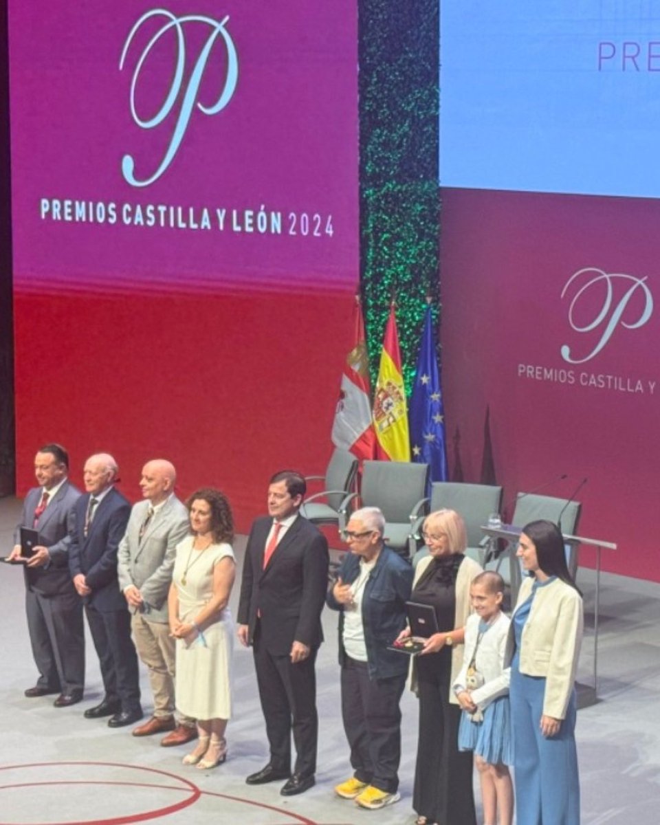 C. Maestro Ávila (@cmaestroavila) on Twitter photo María, "Princesa Futbolera Guerrera", alumna del @CMaestroAvila, ha recibido el Premio a los Valores Humanos y Sociales de la <a href="/jcyl/">Junta de Castilla y León</a> 2024. Compañeros y profesores la sorprendimos acompañándola y aplaudiendo con fuerza para que oyera cuánto la queremos.
#SomosEducere
<a href="/FundEducere/">Fundación Educere</a> María, "Princesa Futbolera Guerrera", alumna del @CMaestroAvila, ha recibido el Premio a los Valores Humanos y Sociales de la <a href="/jcyl/">Junta de Castilla y León</a> 2024. Compañeros y profesores la sorprendimos acompañándola y aplaudiendo con fuerza para que oyera cuánto la queremos.
#SomosEducere
<a href="/FundEducere/">Fundación Educere</a>