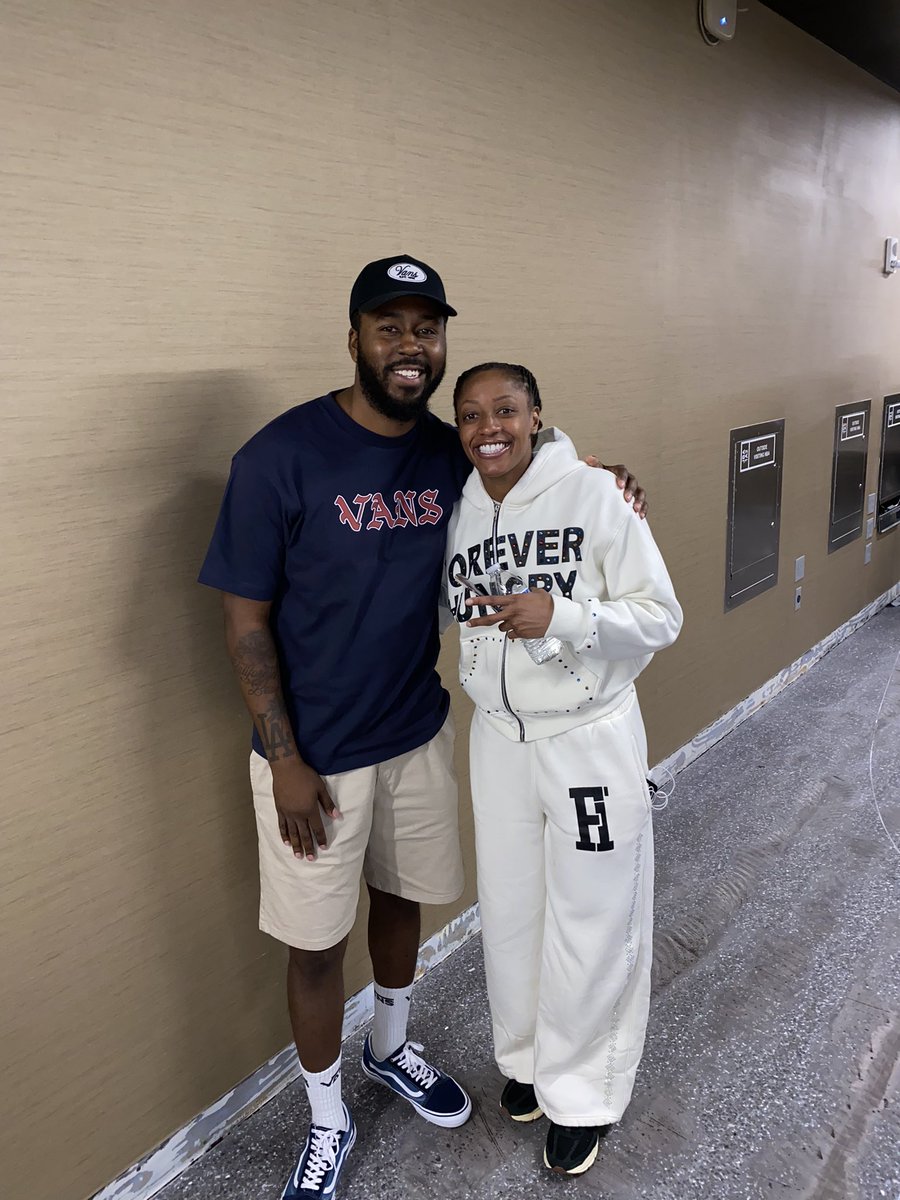 jthomasglobal's tweet photo. Good to see my favorite WNBA player @Kelz_Hoop ball out in Vegas! Amazing to see your journey from 5th grade to now in the Pro’s. Proud ✊🏾💯

#MidwestMade #Ohio #Cincinnati
#Princeton #Hoopers https://t.co/rWpiG2Add0