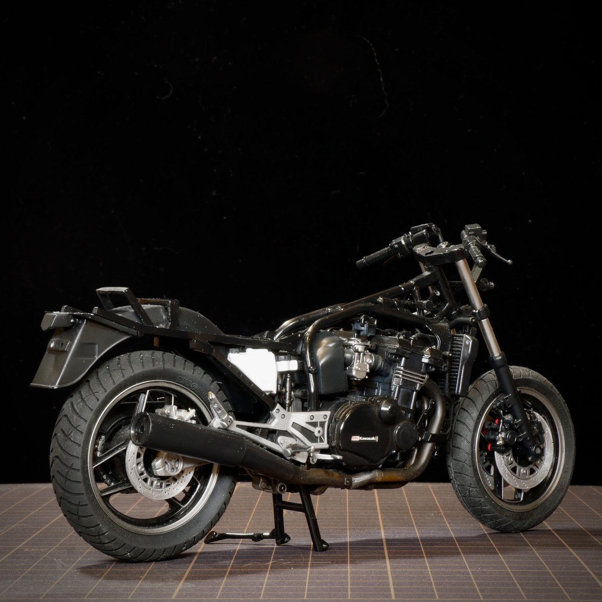 アオシマのGPz900Rは、前後の足回りができたので、やっと2輪で立ちました。
外装の仮組みを繰り返して確認しながらだったので時間かかりました。
外装つけて見えなくなるところのディテールアップは見送り、先に進めますよ〜(o^^o)