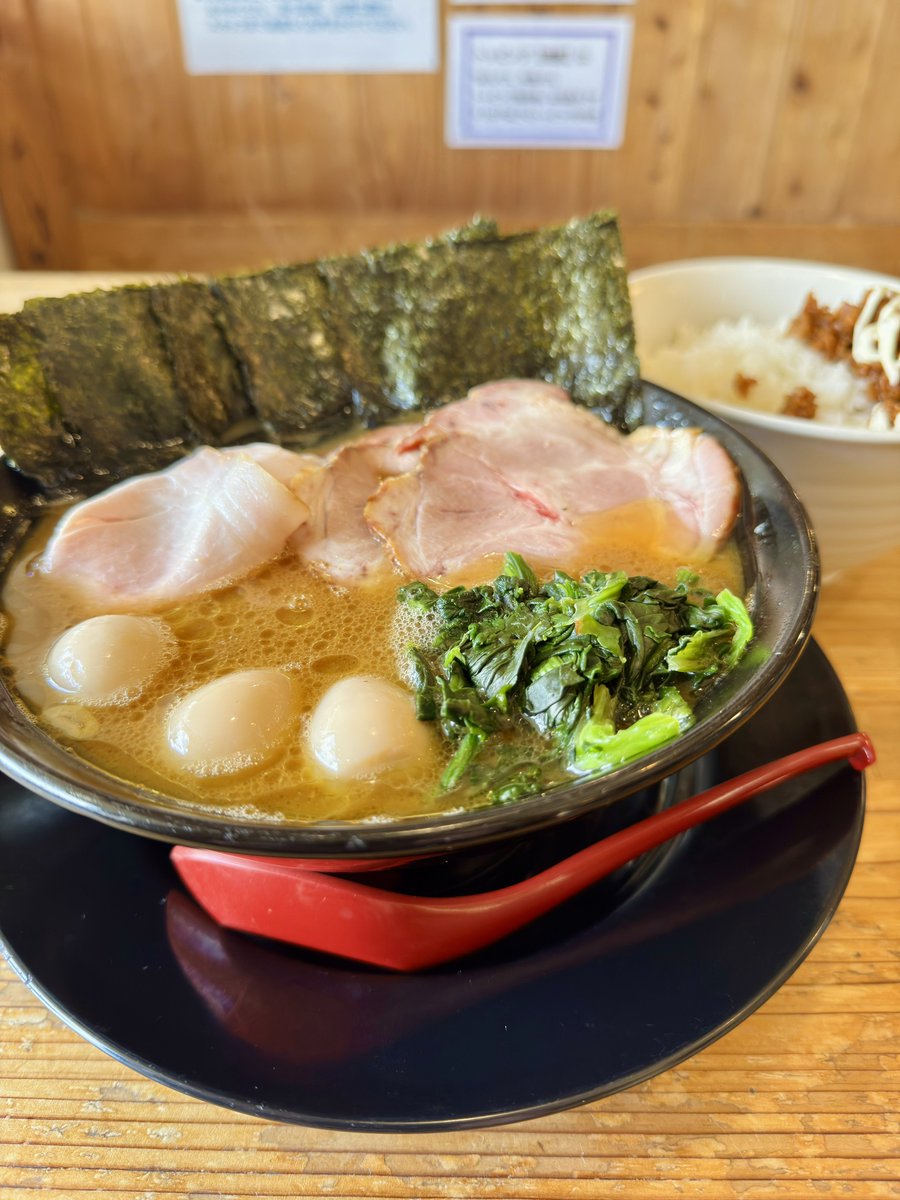 houkiya_yonago's tweet photo. 6/23(月)☀️昼夜通し営業🌙
🈺10:30〜20:30(L.O)

おはようございます🌞

梅雨☔️が戻って来ました👍
恵の雨〜🙌

涼しくなったし⁉️
これは⁉️
伯耆家チャーンス‼️
先週までの酷暑で消耗しちゃった方も🫶
冷房にあたり過ぎてやられちゃった方も🫶
結局ジメジメしてて体調イマイチな方も🫶
勿論…盲腸の方も🫶
🍜&🍚を過剰接種で‼️
超回復‼️

圧倒的に濃い味の🍜‼️
はじめましてのお客様には丁寧に説明しています‼️
が‼️
『カタメコイメオオメ』を絶対に譲らない方います‼️
結果‼️
盛大にお残し…😇
(Kちゃん🍜は特に)
食べ慣れていない方には…
厳しめの🍜になってきているので…
そもそも🍚無しで食べる設定にはしていないです…
家系ラーメンなんで…
って事で…
お気をつけて〜🥹🫶
え❓丁寧&優しいのは女子にだけって❓
そんなの当たりま…(略

本日も〜🗽
リアルタイムエンターテイメントショウな👨🏻‍🎤🧑🏻‍🎤
本物の家系ラーメンで😉🫶

シクヨロ&チェケラッ🫡🔥

【フォロワー特典】
刻み玉ねぎ 30円
ゴロチャー 50円
[つけ麺専用]背脂チャッチャ 150円
⚠️本投稿を[いいね&リポスト]必須

あ‼️
周年Tシャツの受け取りがまだの方〜‼️
お早めに…何卒‼️