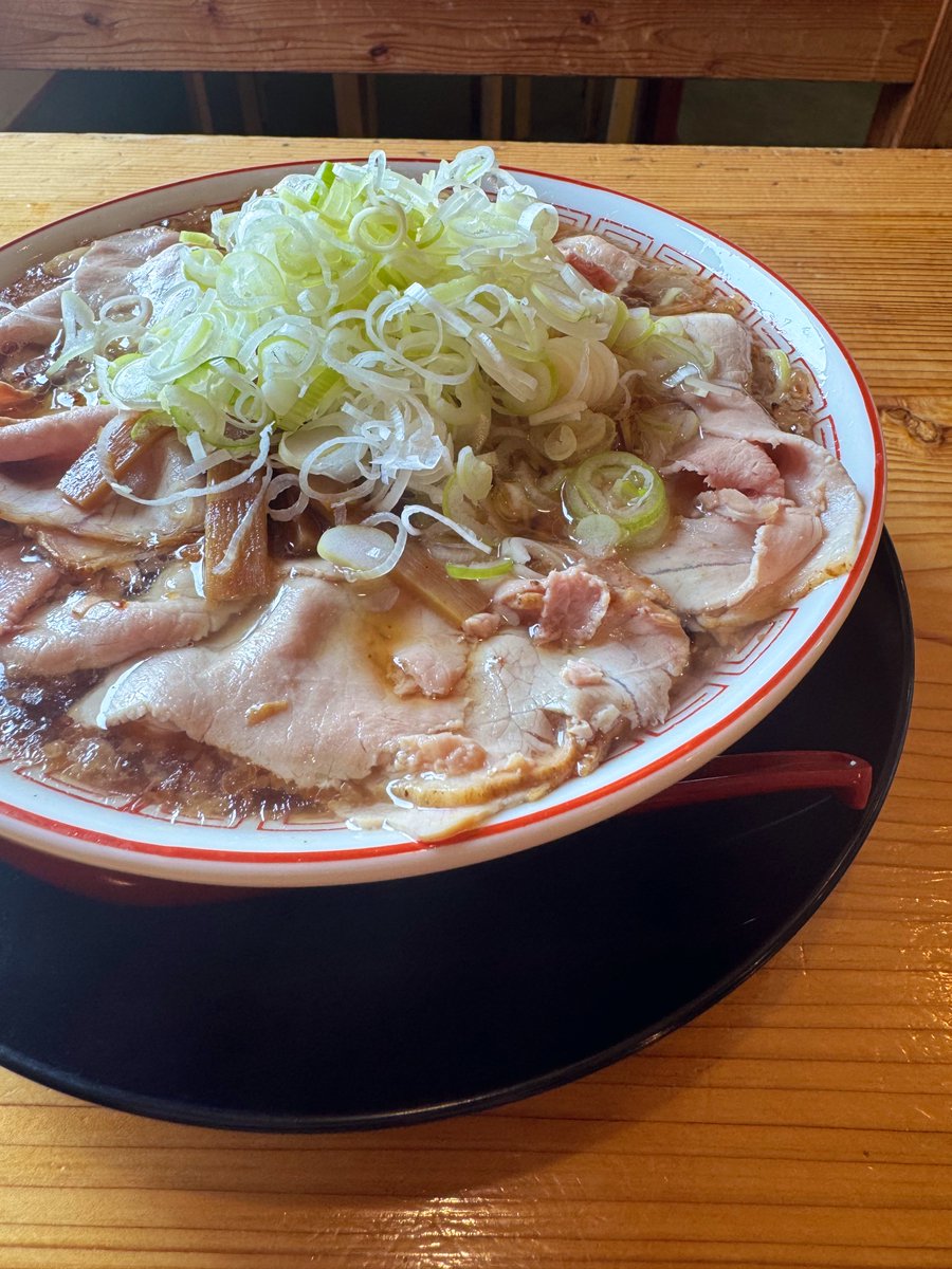 houkiya_yonago's tweet photo. 6/23(月)☀️昼夜通し営業🌙
🈺10:30〜20:30(L.O)

おはようございます🌞

梅雨☔️が戻って来ました👍
恵の雨〜🙌

涼しくなったし⁉️
これは⁉️
伯耆家チャーンス‼️
先週までの酷暑で消耗しちゃった方も🫶
冷房にあたり過ぎてやられちゃった方も🫶
結局ジメジメしてて体調イマイチな方も🫶
勿論…盲腸の方も🫶
🍜&🍚を過剰接種で‼️
超回復‼️

圧倒的に濃い味の🍜‼️
はじめましてのお客様には丁寧に説明しています‼️
が‼️
『カタメコイメオオメ』を絶対に譲らない方います‼️
結果‼️
盛大にお残し…😇
(Kちゃん🍜は特に)
食べ慣れていない方には…
厳しめの🍜になってきているので…
そもそも🍚無しで食べる設定にはしていないです…
家系ラーメンなんで…
って事で…
お気をつけて〜🥹🫶
え❓丁寧&優しいのは女子にだけって❓
そんなの当たりま…(略

本日も〜🗽
リアルタイムエンターテイメントショウな👨🏻‍🎤🧑🏻‍🎤
本物の家系ラーメンで😉🫶

シクヨロ&チェケラッ🫡🔥

【フォロワー特典】
刻み玉ねぎ 30円
ゴロチャー 50円
[つけ麺専用]背脂チャッチャ 150円
⚠️本投稿を[いいね&リポスト]必須

あ‼️
周年Tシャツの受け取りがまだの方〜‼️
お早めに…何卒‼️