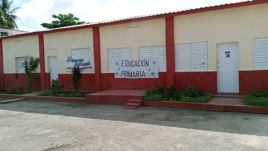 Las instituciones educativas de #Moron se preparan para conmemorar el 26/7. Gracias al esfuerzo de profesores y padres. #CiegoEn26  <a href="/ivanc73/">Ivanc73</a>