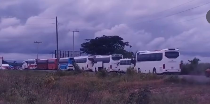 ClaridadPanamá 🐱🐱🐱🐱🐱🇵🇦🇵🇸 (@claridadpanama1) on Twitter photo Los buses de Cobre Panamá que trajeron personas de Azuero, Panamá, Colón y otras provincias, pagándole 25 dólares a c/u, más comida, bebidas y otras actividades.
Esta empresa tiene al país cómo está apoyada por medios y mercenarios como <a href="/HugoFamania/">🇵🇦Hugo Famanía🇵🇦</a> <a href="/tvnnoticias/">TVN Noticias</a> y <a href="/TReporta/">Telemetro Reporta</a> Los buses de Cobre Panamá que trajeron personas de Azuero, Panamá, Colón y otras provincias, pagándole 25 dólares a c/u, más comida, bebidas y otras actividades.
Esta empresa tiene al país cómo está apoyada por medios y mercenarios como <a href="/HugoFamania/">🇵🇦Hugo Famanía🇵🇦</a> <a href="/tvnnoticias/">TVN Noticias</a> y <a href="/TReporta/">Telemetro Reporta</a>