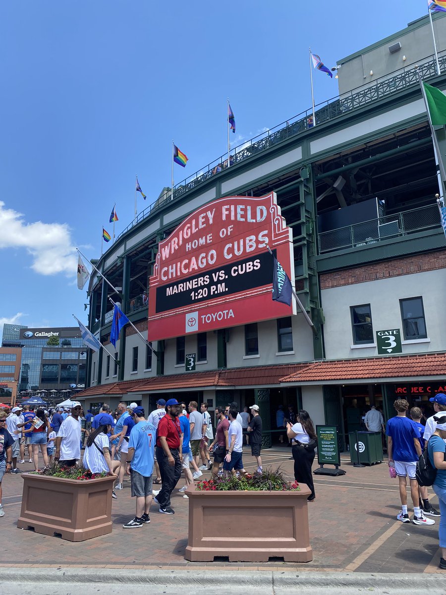 You know #evanstoniseverywhere🧡💙 when you run into the gifted <a href="/anna/">Anna</a>.marks12 !

Hot day at @officialwrigleyfield… now we have to pick up the pieces🧩

We still say #gocubsgo.. Evanston Meets Charlotte ( @amy_chiou @avlonrobert @rkevink12 )

#EvanstonRules #ethsalumni 🧡💙⚾️