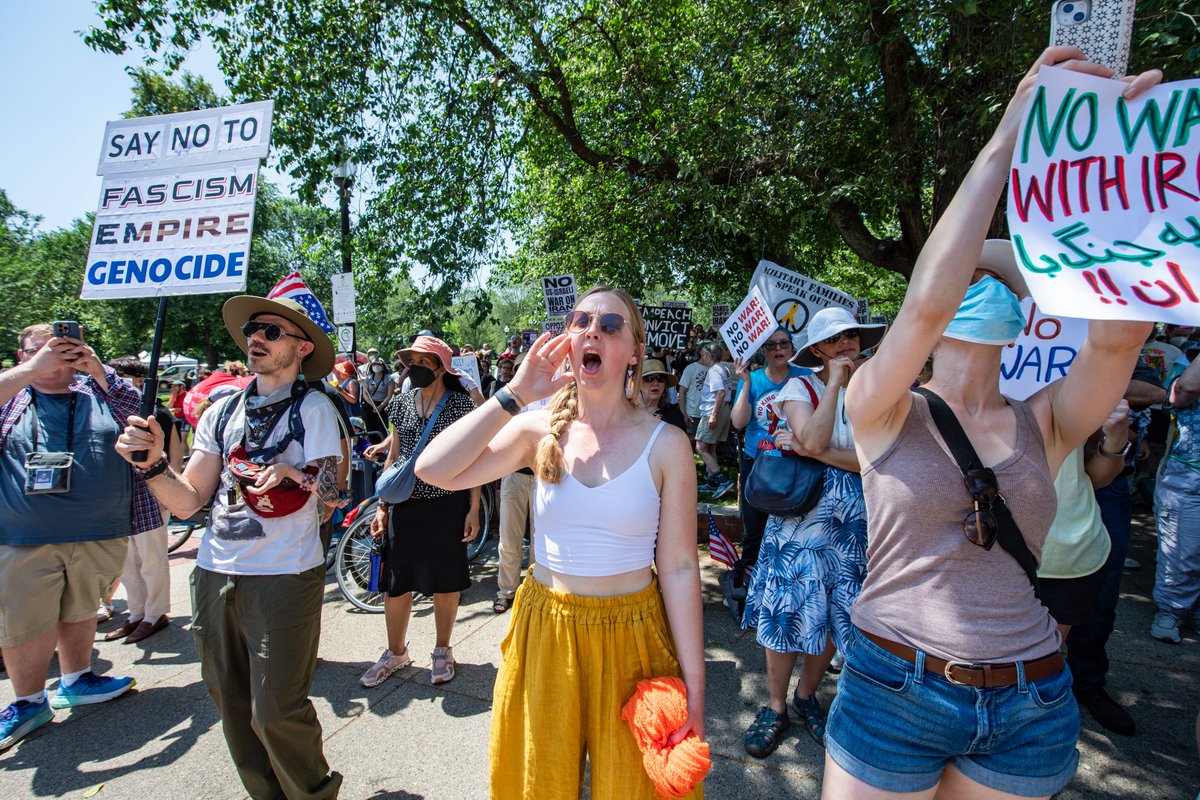 AJEnglish's tweet photo. Anti-war protests over US and Israeli strikes on Iran erupt across the US, including in New York, Washington DC, and Boston.

🔴 LIVE updates: https://t.co/W8CBgnUS6f https://t.co/oiEuYqQFQc