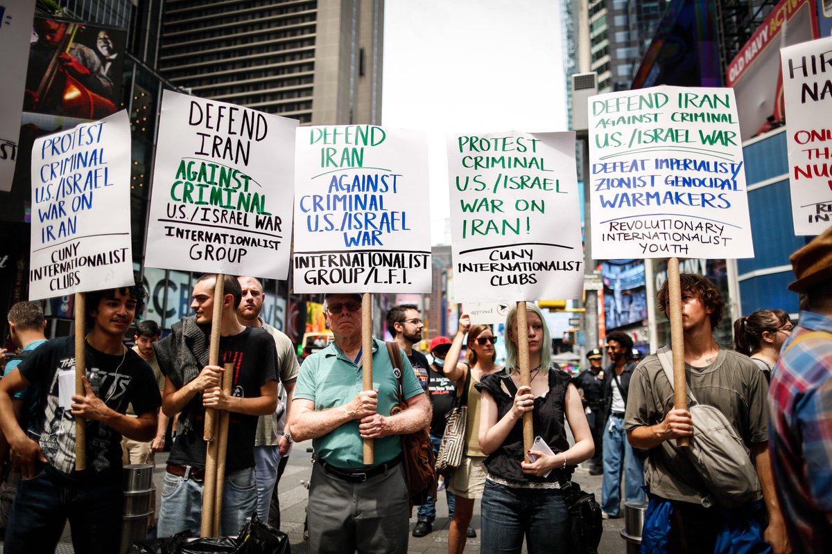 AJEnglish's tweet photo. Anti-war protests over US and Israeli strikes on Iran erupt across the US, including in New York, Washington DC, and Boston.

🔴 LIVE updates: https://t.co/W8CBgnUS6f https://t.co/oiEuYqQFQc