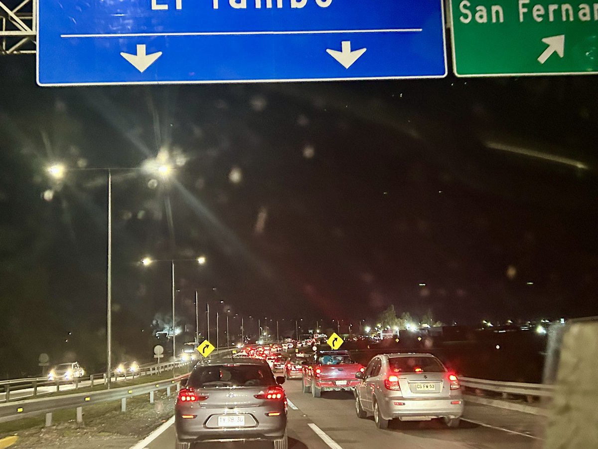 luis_trigor's tweet photo. [AHORA] Gran congestión vehicular en la Ruta Panamericana Sur dirección #Santiago, a la altura de #SanFernando @redemergenciacl @CNNChile @biobio @TTISantiago https://t.co/56eI1uzRJb
