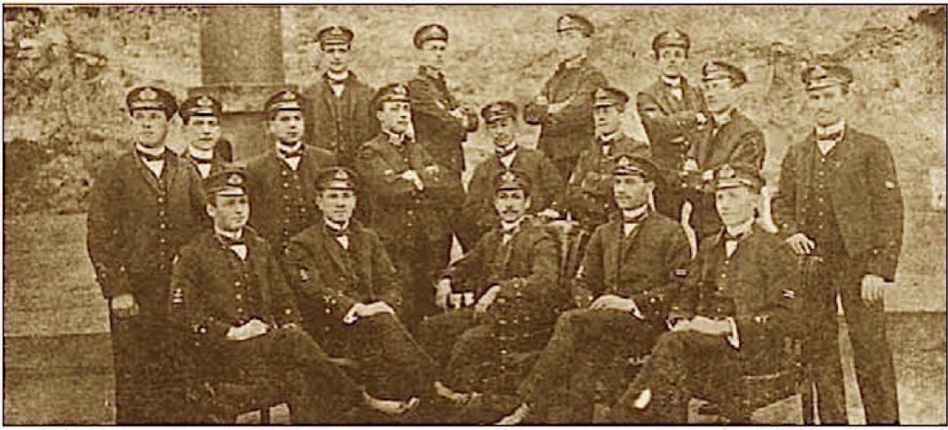 Renzo Vaccarezza (@renzovaccarezza) on Twitter photo El 1 de noviembre de 1896, en Valparaíso empieza a funcionar la Escuela de Ingenieros de la
<a href="/Armada_Chile/">Armada de Chile</a> , creada el 23 de junio de 1896 por el presidente Jorge Montt y el ministro de Marina, Luis Barros Borgoño. En 1906 recibió el nombre de Escuela de Ingenieros Mecánicos. El 1 de noviembre de 1896, en Valparaíso empieza a funcionar la Escuela de Ingenieros de la
<a href="/Armada_Chile/">Armada de Chile</a> , creada el 23 de junio de 1896 por el presidente Jorge Montt y el ministro de Marina, Luis Barros Borgoño. En 1906 recibió el nombre de Escuela de Ingenieros Mecánicos.