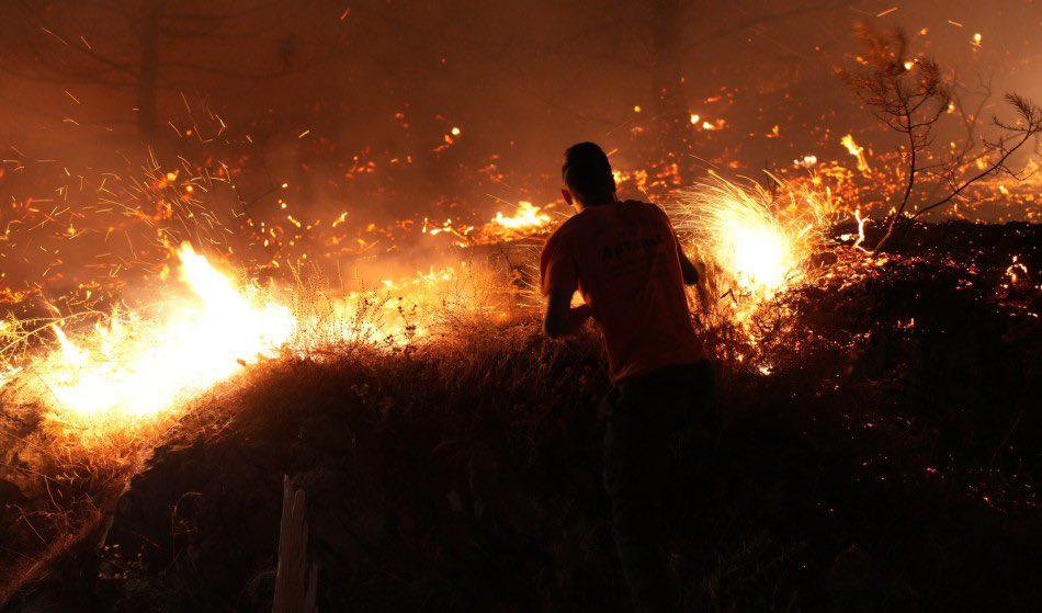 Σε δραματική κατάσταση βρίσκεται η Χίος, καθώς μαίνεται μια από τις πιο σοβαρές πυρκαγιές των τελευταίων ετών στο νησί.
Μέχρι στιγμής, έχουν εκκενωθεί 16 οικισμοί, ενώ οι ισχυροί άνεμοι δυσκολεύουν ακόμα περισσότερο τις προσπάθειες κατάσβεσης.

thenewswall.gr/anekselegkth-h…