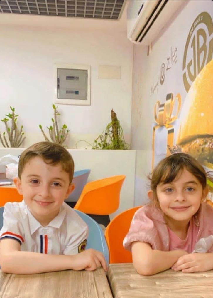 a8yiaa3's tweet photo. ما توقعت يجي يوم ما رح اشوفكم فيه أو ما اسمع صوتكم وحسكم ما توقعت والله الحياة اخذتكم منا بدري والله مش كنا مبسوطين ومرتاحين بوجودكم يلي كان أمان وسند لنا بهالدُنيا القاسية الصعبة أنتو بقلبي دايمًا يا غالييين الله يصبرني ع فراقكم حرقتوا قلبي والله😭💔 https://t.co/5ed45sn7sC