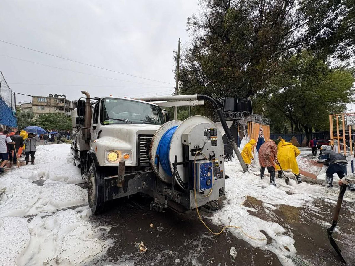 LaPeriodistaMx's tweet photo. #Edomex | Y no era granizo… ¡ Es Espuma de Aguas Negras!, indicador de contaminación y problemas en el tratamiento de aguas residuales, esto es en La Prensa Los Cuartos, en Naucalpan, Estado de México. https://t.co/UAE8KG6yYk