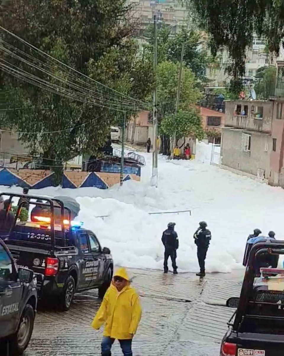 LaPeriodistaMx's tweet photo. #Edomex | Y no era granizo… ¡ Es Espuma de Aguas Negras!, indicador de contaminación y problemas en el tratamiento de aguas residuales, esto es en La Prensa Los Cuartos, en Naucalpan, Estado de México. https://t.co/UAE8KG6yYk