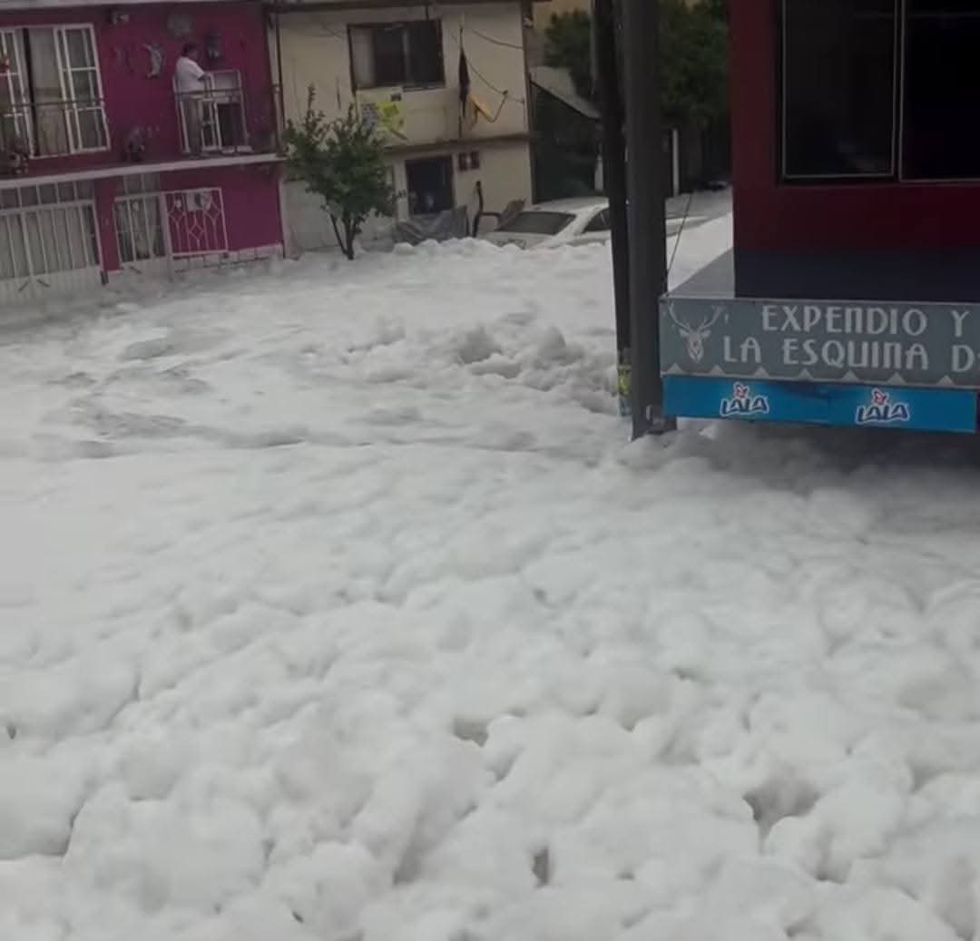 LaPeriodistaMx's tweet photo. #Edomex | Y no era granizo… ¡ Es Espuma de Aguas Negras!, indicador de contaminación y problemas en el tratamiento de aguas residuales, esto es en La Prensa Los Cuartos, en Naucalpan, Estado de México. https://t.co/UAE8KG6yYk