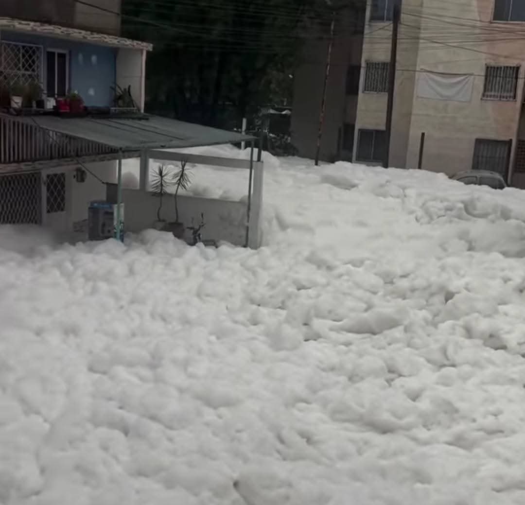 LaPeriodistaMx's tweet photo. #Edomex | Y no era granizo… ¡ Es Espuma de Aguas Negras!, indicador de contaminación y problemas en el tratamiento de aguas residuales, esto es en La Prensa Los Cuartos, en Naucalpan, Estado de México. https://t.co/UAE8KG6yYk