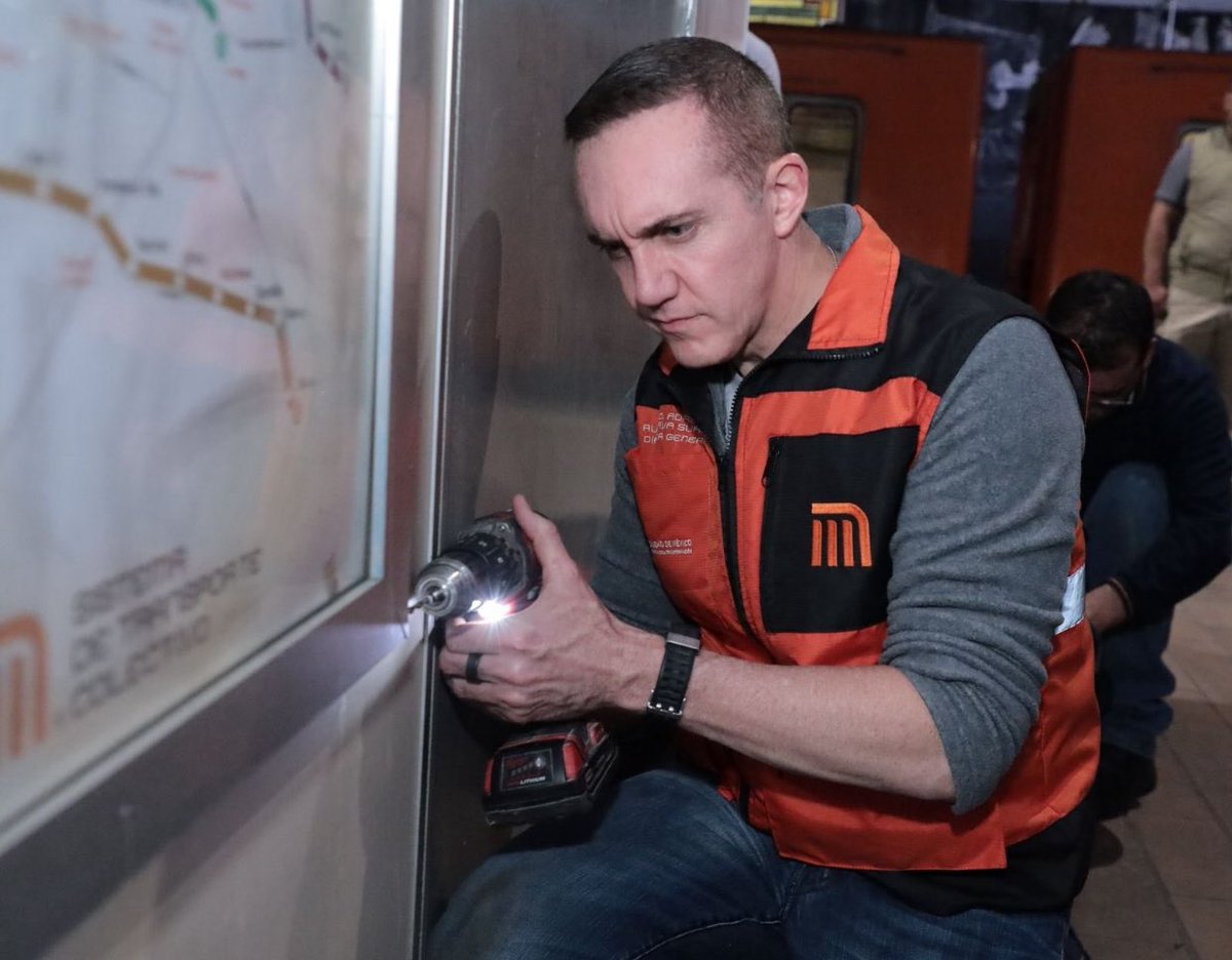 Rápido, ¡tómame una foto en dónde parezca que el Metro de la Ciudad de México, finalmente tiene al mejor director de su historia!

Aaah y que no se vea que estoy posando sin hacer nada, por favor. Quiero que se vea real, pero casual... ¡Pásenme un taladro! 

👇🏼🤣