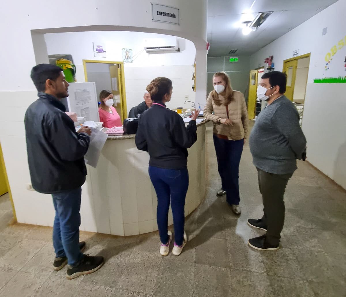 Con el director de la VIII Región Sanitaria, visitamos el Hospital de San Ignacio, en Misiones. Como en cada recorrido, seguimos llegando a los servicios en horarios críticos y de mayor afluencia para verificar de primera mano la atención a los pacientes.